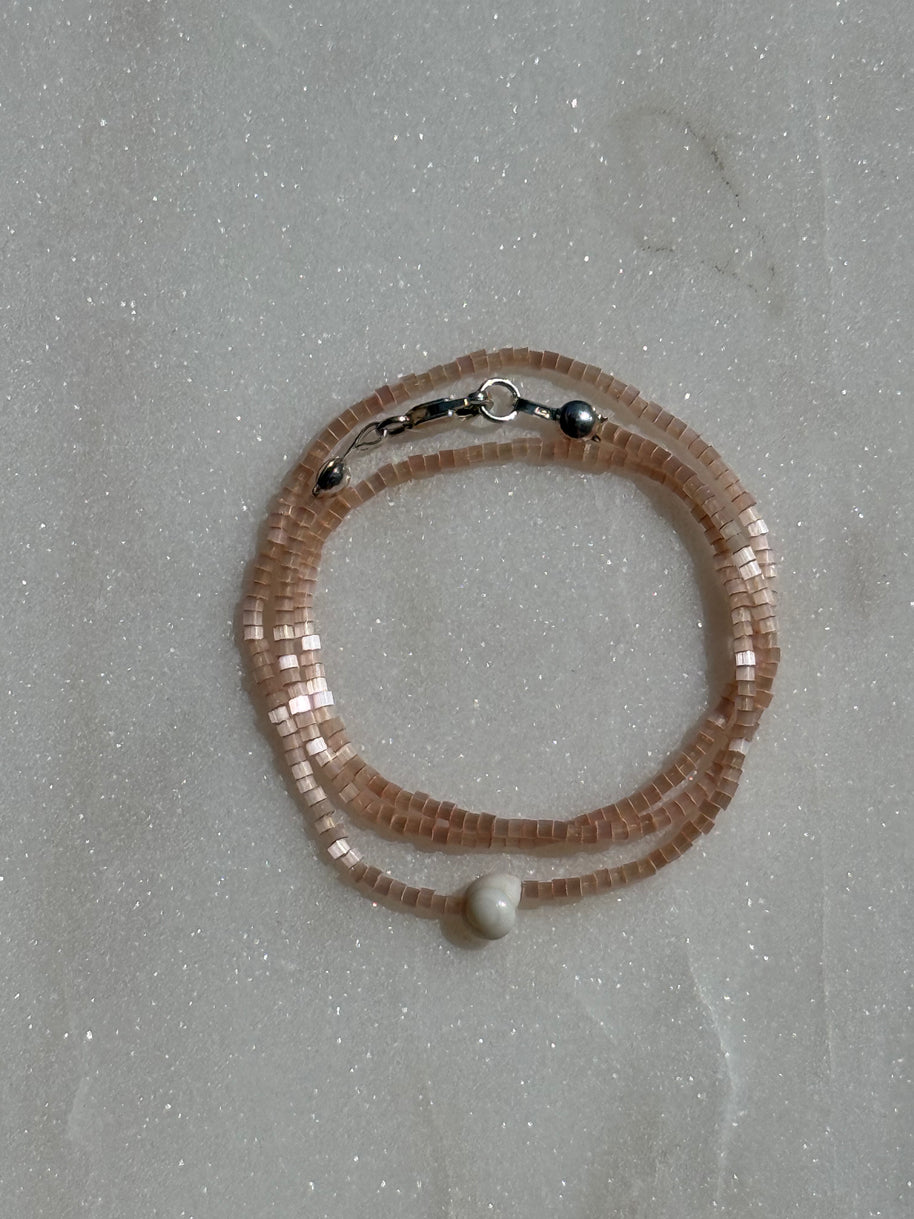 Tiny Shell on Light Pink 15.5